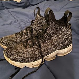 Lebron 15 Ashes Size: 9